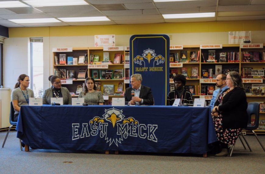 Governor Stein Holds Teacher Roundtable Highlighting Impact Of Cell Phone-Free Classrooms