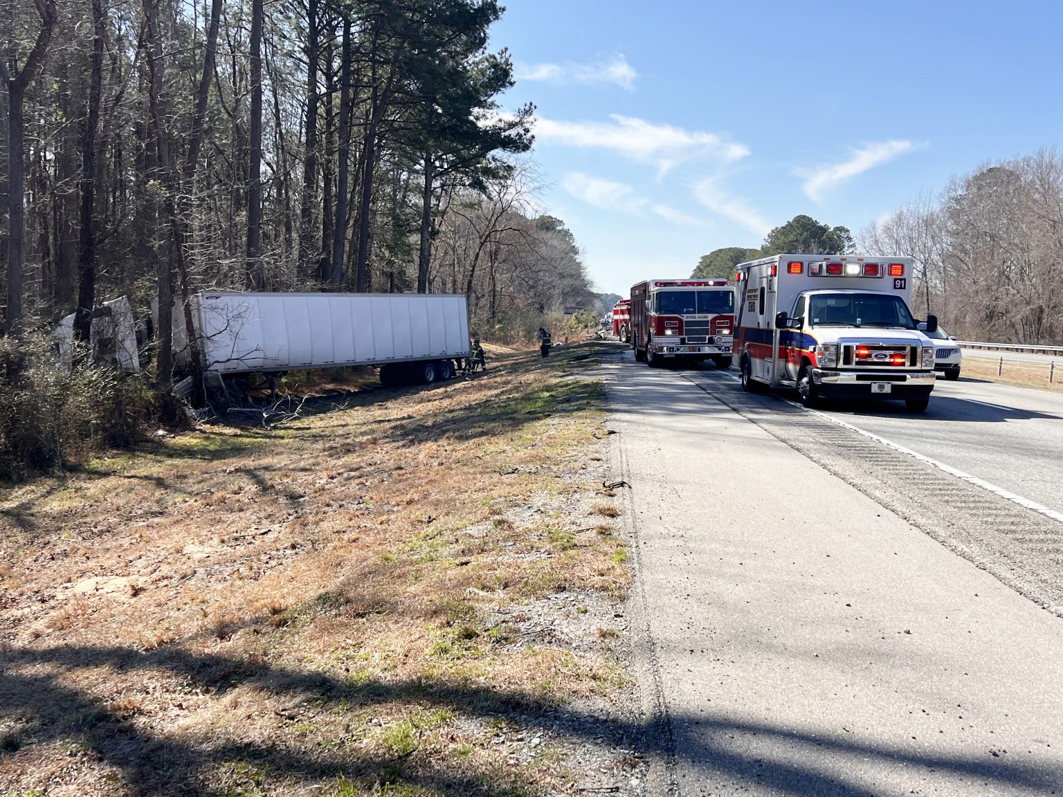 Tractor Trailer Crashes Into Guardrail, Trees Along I-95 – JoCo Report